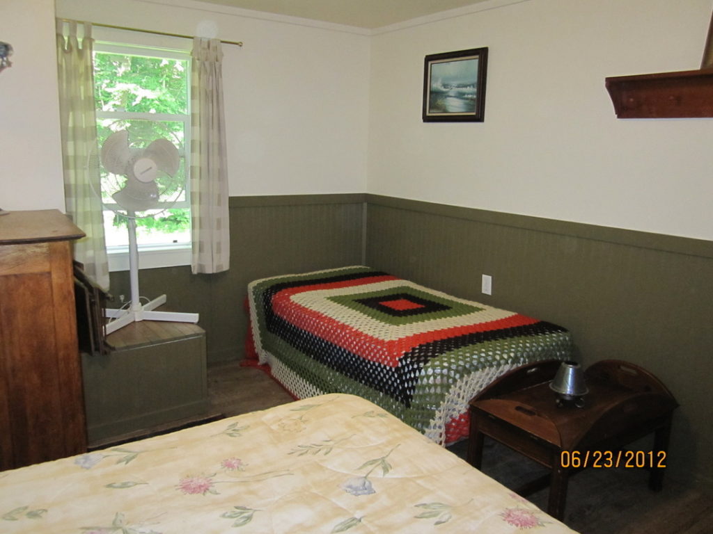 the middle bedroom: 2 beds - 1 full, 1 twin